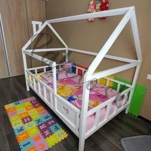 Montessori domčeková posteľ s komínom
